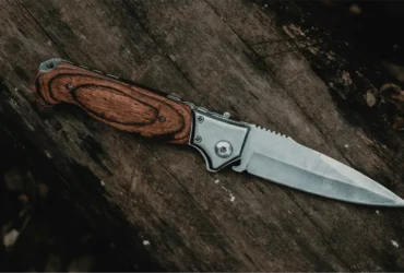 Survival mes liggend op hout in een bosomgeving
