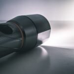 Brandende ledzaklamp op een tafel in een donkere ruimte