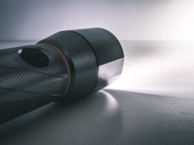 Brandende ledzaklamp op een tafel in een donkere ruimte