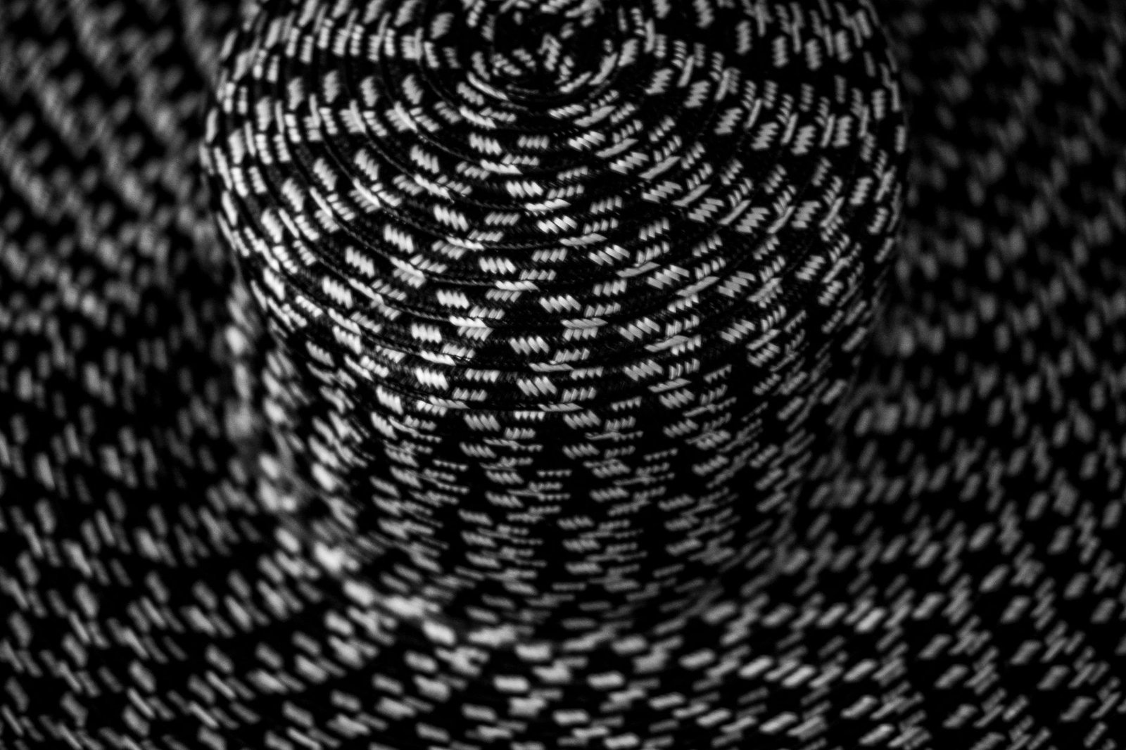 Close-up van opgerold zwart-wit gevlochten paracord
