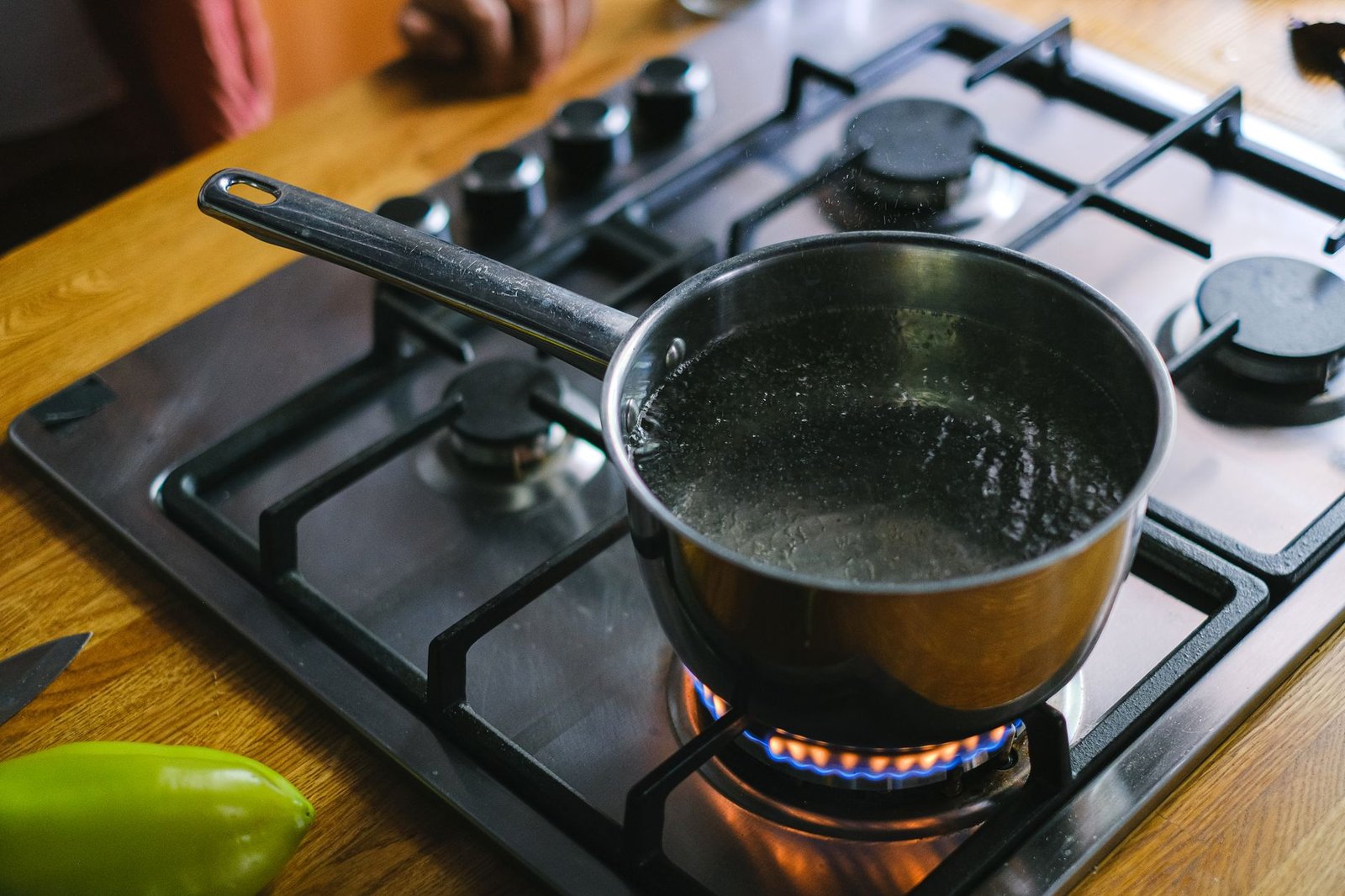 Pan met kokend water op een gasfornuis