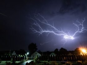 Bliksem boven een woonwijk in de nacht, het moment waarop een aggregaat noodstroom levert