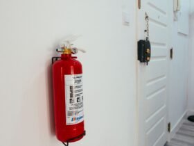 Rode brandblusser aan de muur in de gang van een woning