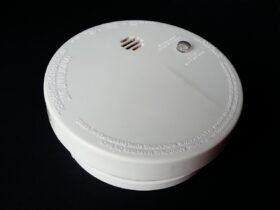 Witte rookmelder op batterij van dichtbij