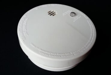 Witte rookmelder op batterij van dichtbij