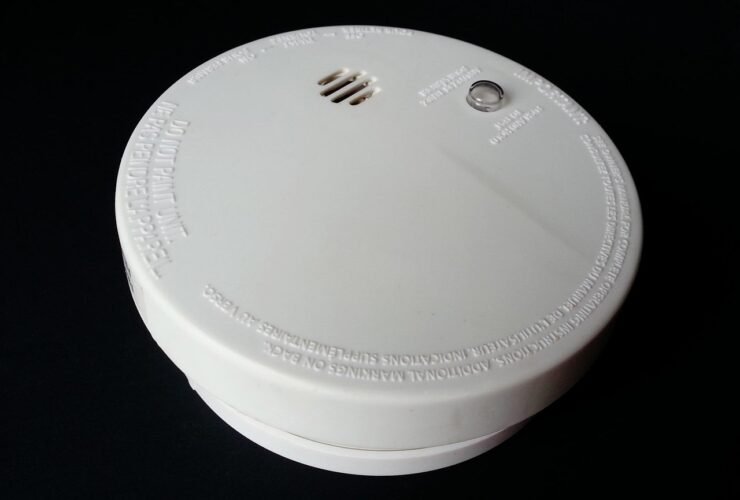 Witte rookmelder op batterij van dichtbij