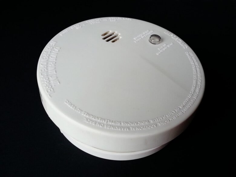 Witte rookmelder op batterij van dichtbij