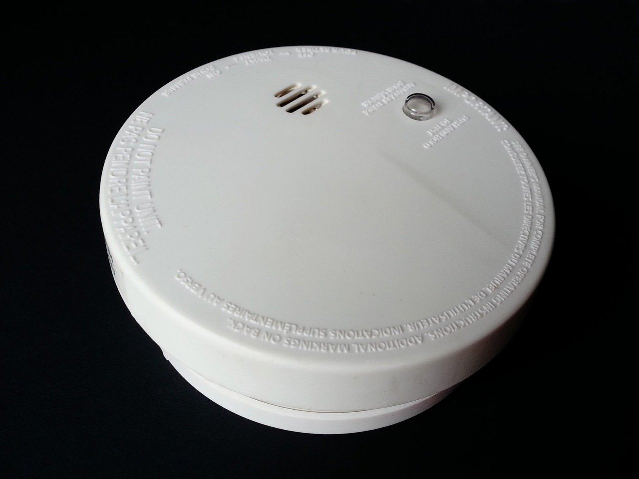 Witte rookmelder op batterij van dichtbij