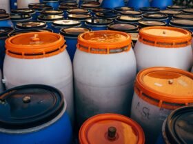 Blauwe en witte plastic vaten met oranje deksels